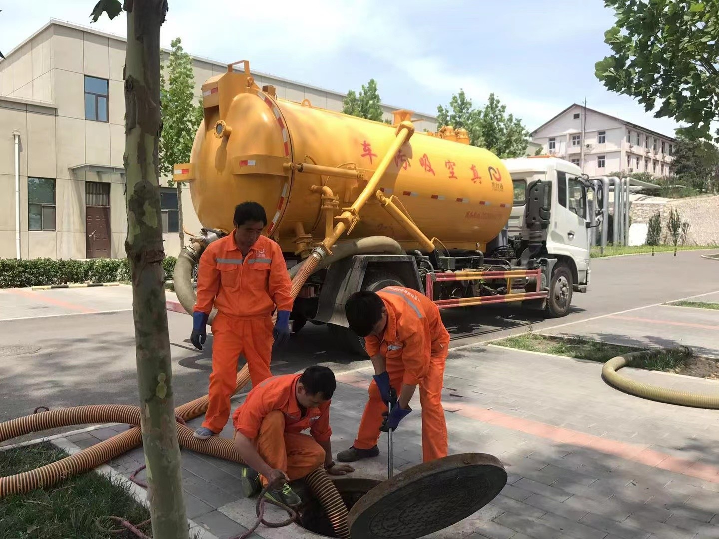 昆山管道疏通车停在窨井附近