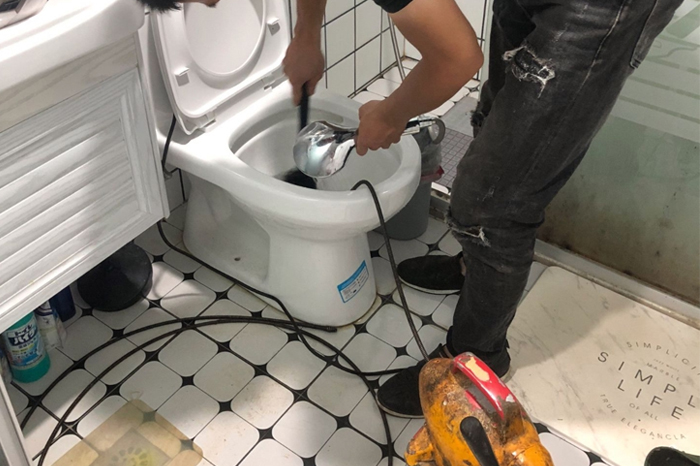 昆山马桶堵塞自己疏通还是找师傅?专业上门服务让你省时更省心